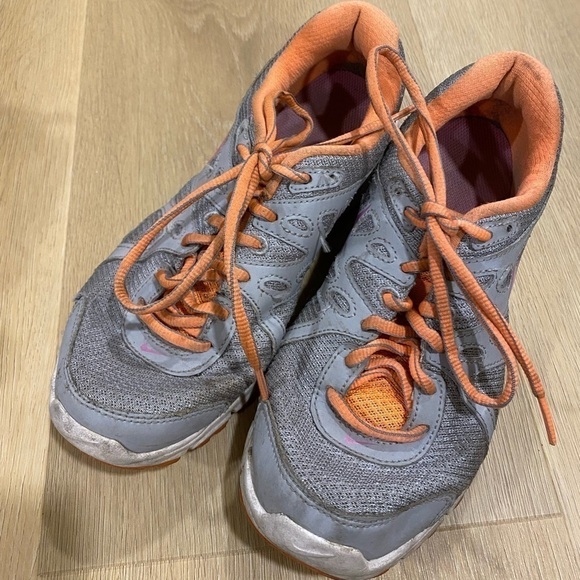 NIKE GRAY AND ORANGE RUNNING SHOES SIZE 7 - Picture 5 of 7